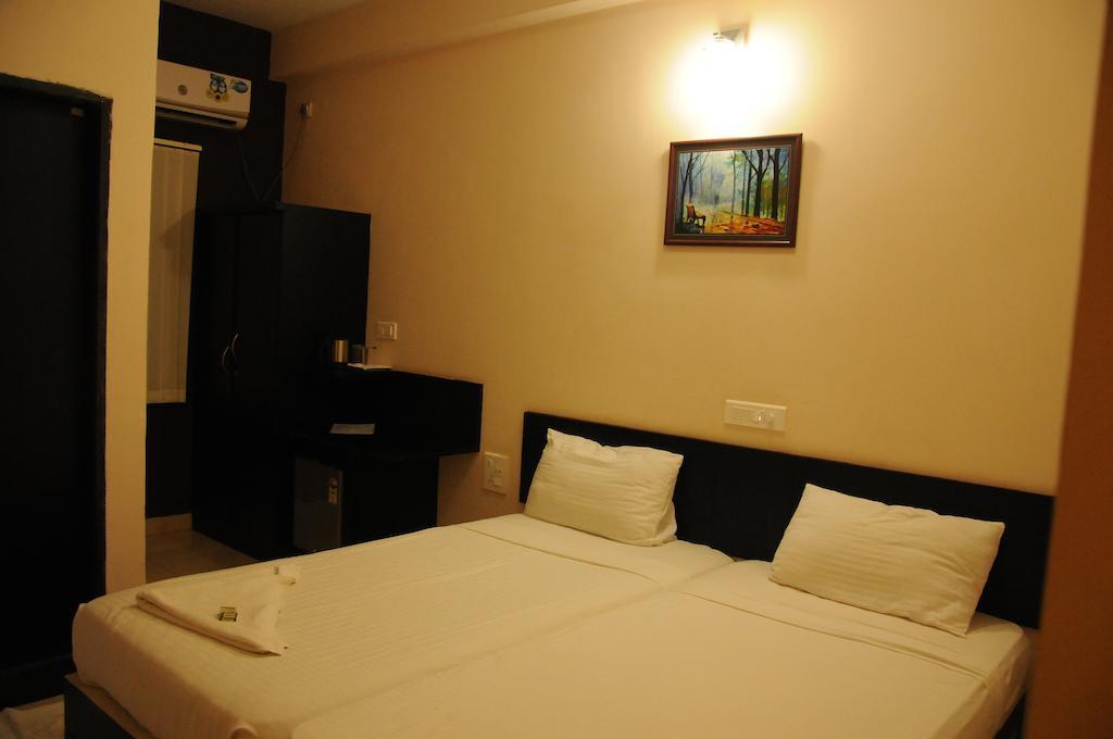 Hotel Sri Krishna Residency Udupi Room photo