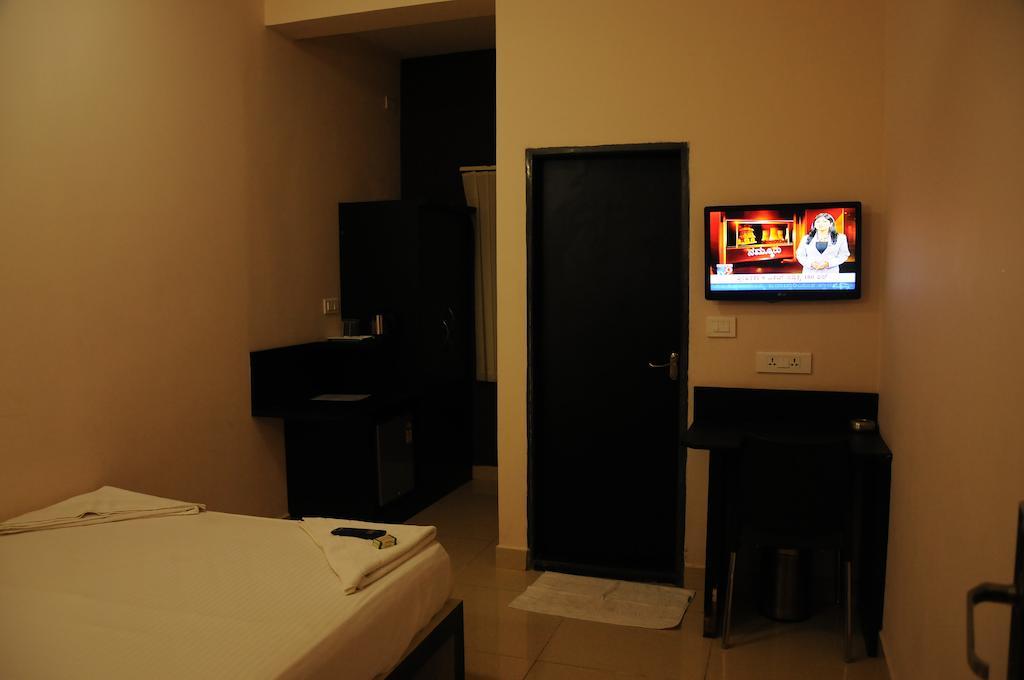 Hotel Sri Krishna Residency Udupi Room photo
