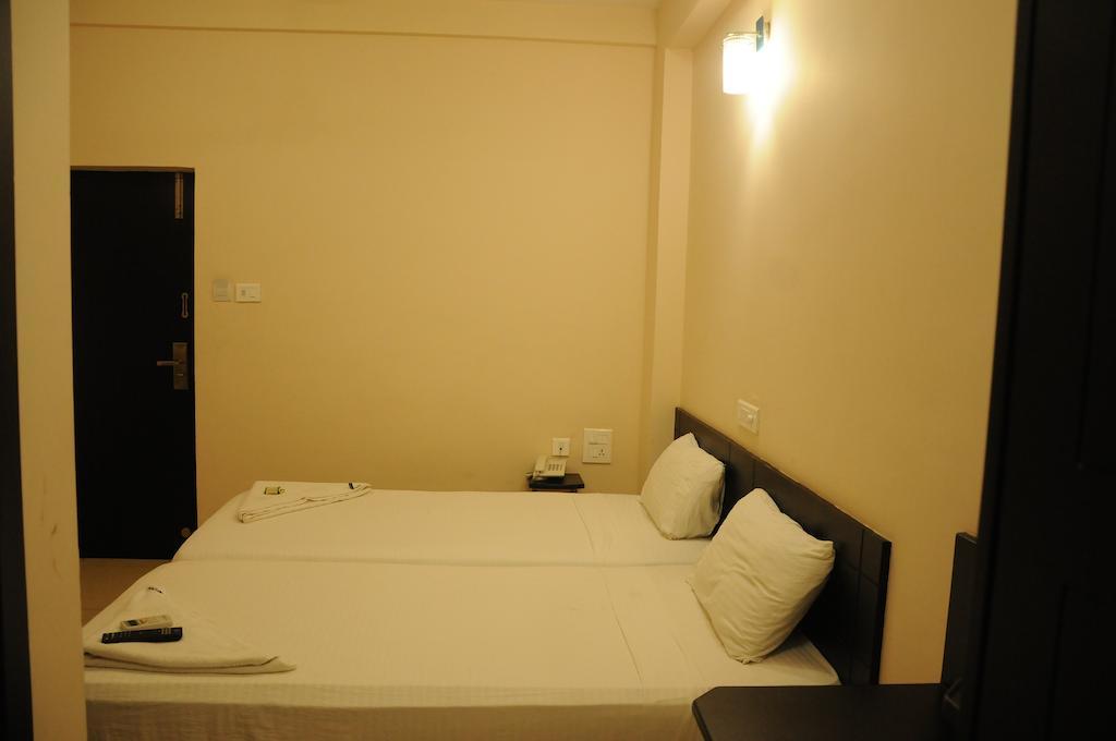 Hotel Sri Krishna Residency Udupi Room photo