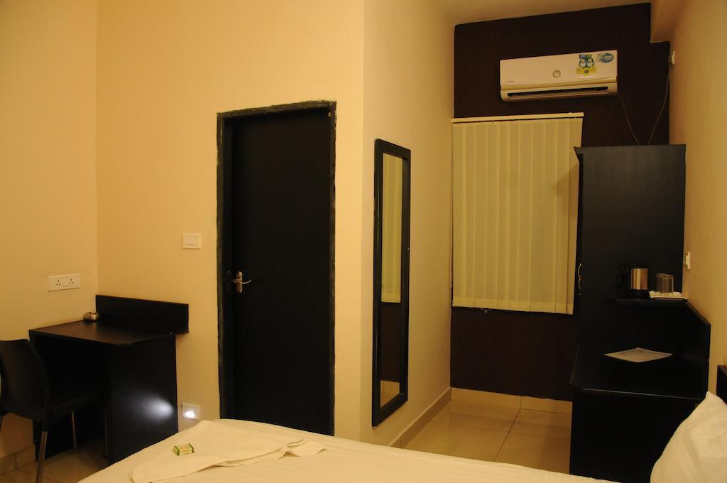 Hotel Sri Krishna Residency Udupi Room photo